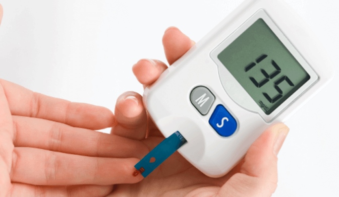 Kinh nghiệm mua máy đo đường huyết loại nào tốt nhất 2020