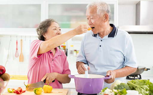 Chế độ dinh dưỡng phù hợp sẽ giúp người già khỏe mạnh và phòng ngừa bệnh tật tốt hơn