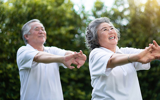 Vận động phù hợp sẽ giúp cơ thể người già dẻo dai hơn