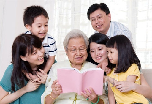 Trò chuyện với người già là cách giúp họ giữ được tinh thần vui vẻ, yêu đời